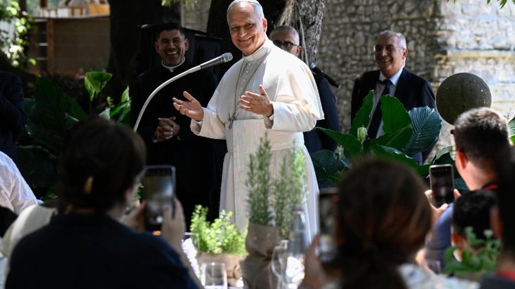 paus-leo-bij-borgo-laudato-si’-lunch:-‘ik-kwam-met-een-‘honger’-naar-oprechte-liefdadigheid