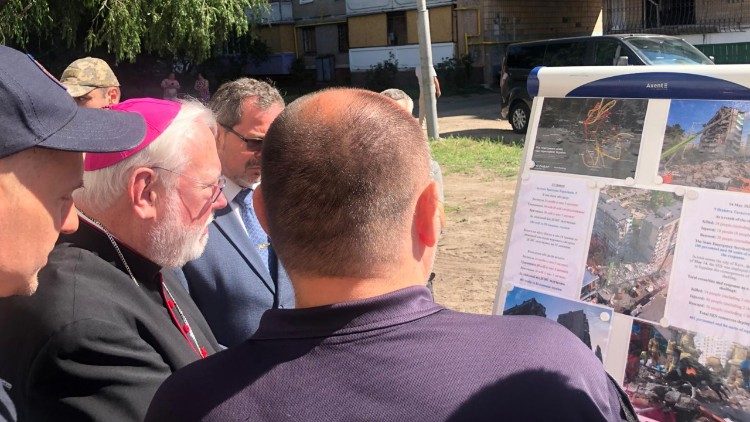 aartsbisschop-gallagher-bezoekt-gebombardeerde-locaties-in-kyiv,-moedigt-gebed-voor-vrede-aan