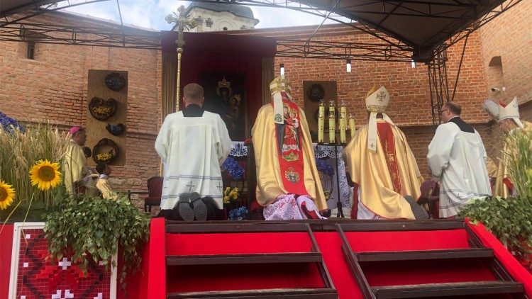 gallagher-in-berdychiv:-gebed-voor-vrede-tot-onze-lieve-vrouw-van-de-karmel