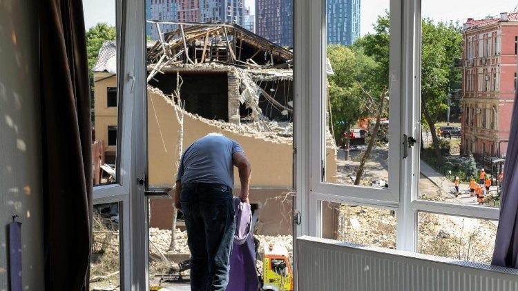 paus-leo:-mogen-we-degenen-die-lijden-en-sterven-door-oorlog-niet-vergeten