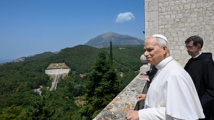 paus-leo-bidt-voor-vrede-in-de-abdij-van-montecassino