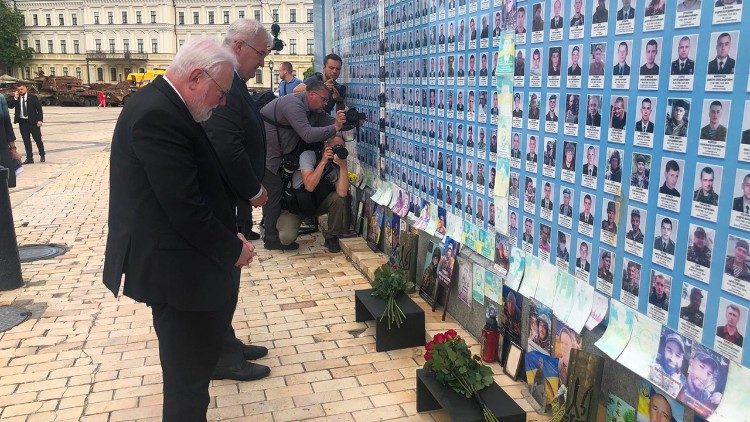oekraine:-aartsbisschop-gallagher-bezoekt-maidan-herdenkingsmonument