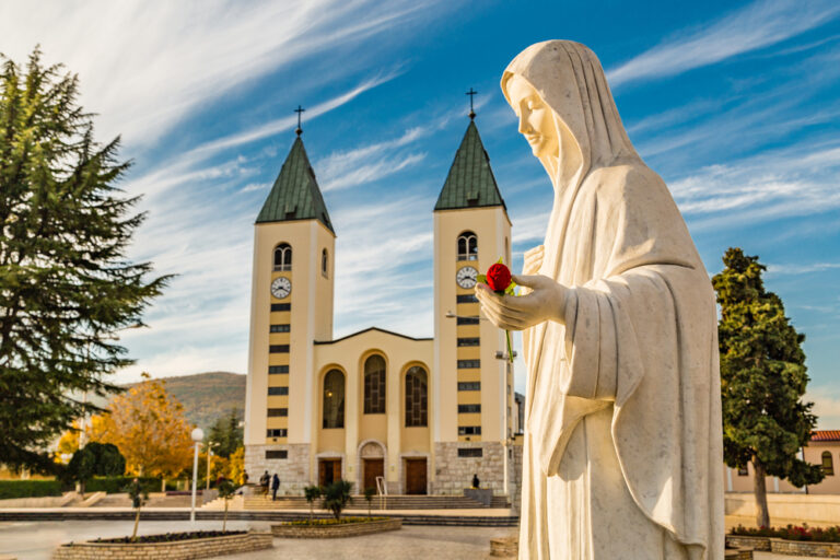 vandalen-bekrassen-onze-lieve-vrouwebeelden,-steken-altaar-in-brand-bij-medjugorje-heiligdom