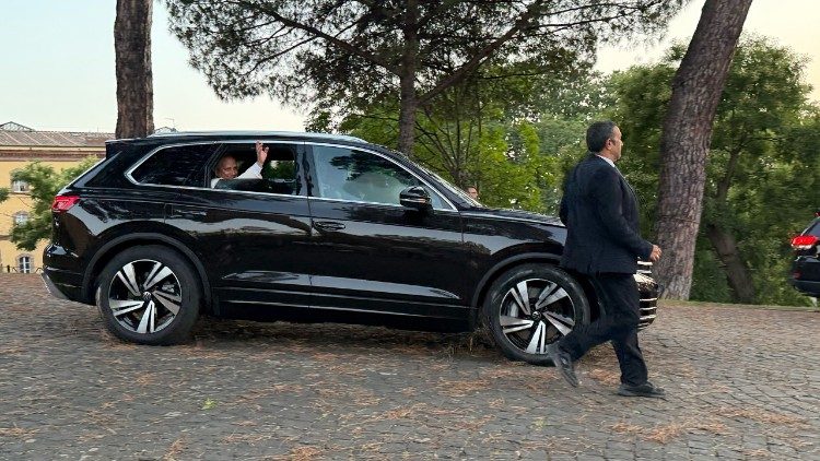 paus-leo-xiv-sluit-rustperiode-in-castel-gandolfo-af
