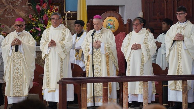 apostolisch-nuntius-viert-de-mis-ter-gelegenheid-van-de-bevrijdingsverjaardag-van-guam