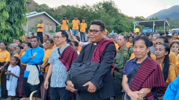 twee-relikwieen-uit-de-sint-pietersbasiliek-arriveren-in-oost-flores,-indonesie