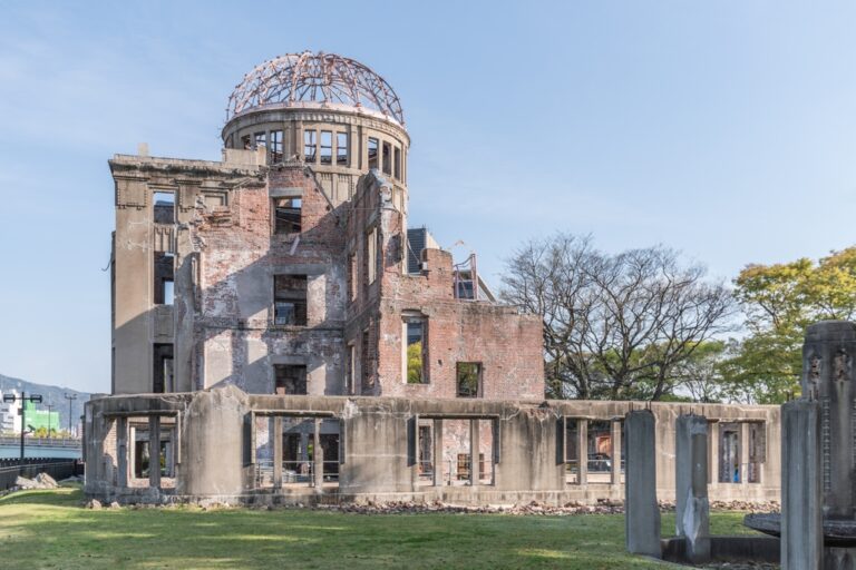 hiroshima’s-bisschop-verbindt-atoomherdenking-met-de-vredesoproep-van-paus-leo