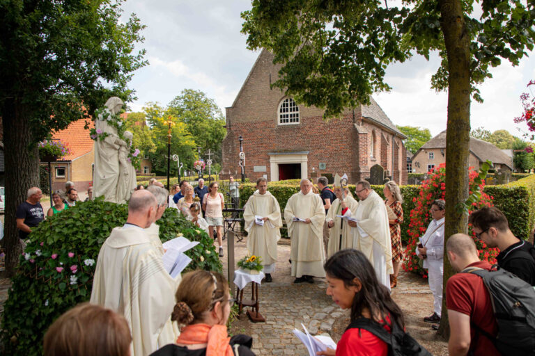 fotoreportage-bedevaart-naar-h.-anna-in-molenschot