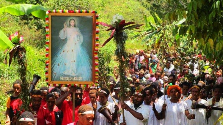 papoea-nieuw-guinea:-125-jaar-van-het-katholieke-geloof