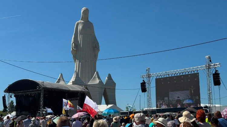 europa’s-hoogste-standbeeld-van-maria-gezegend-in-polen.-“zij-wijst-ons-naar-god