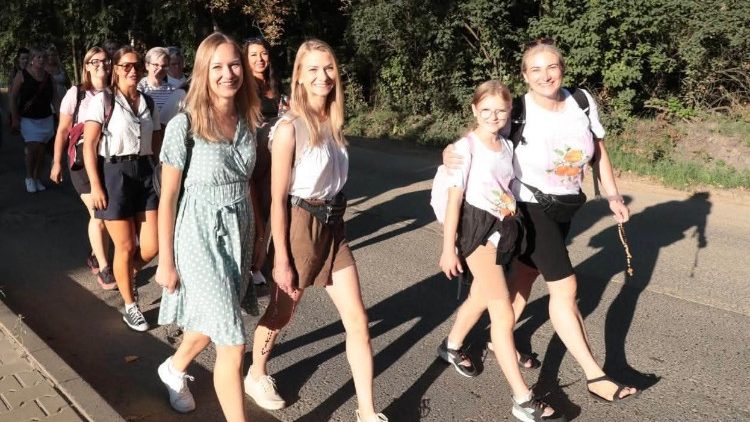 duizenden-vrouwen-eren-maria-terwijl-de-traditie-generaties-verbindt