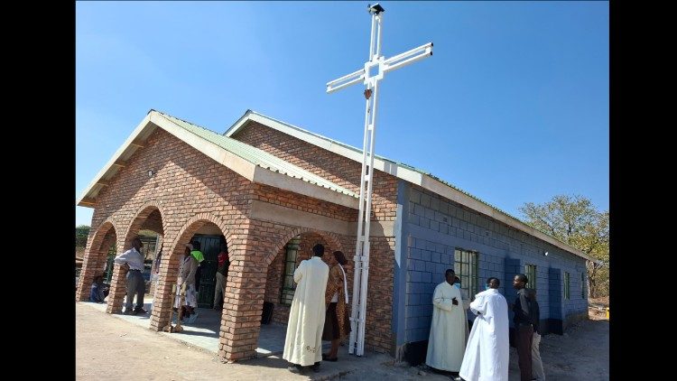 zimbabwe:-historic-old-mission-on-victoria-falls-road-offers-travellers-a-place-of-prayer