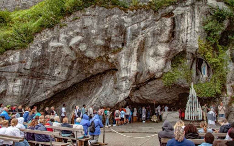 missen-en-sacramenten-van-de-broederschap-van-st.-pius-x-verboden-in-het-heiligdom-van-lourdes