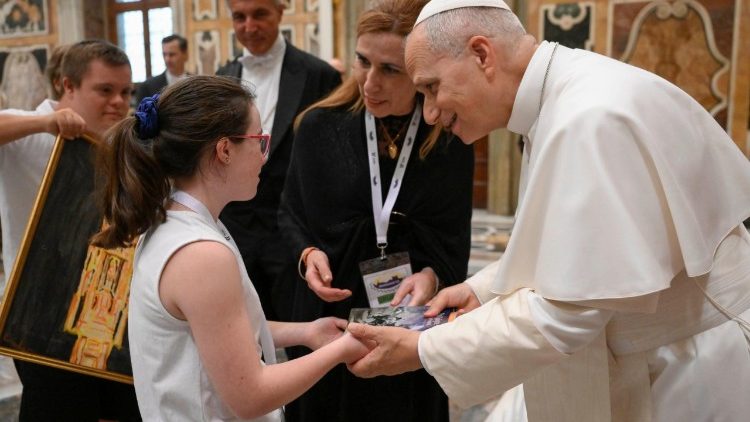 paus-tegen-spaanse-ngo:-je-ontdekt-christus-in-het-gezicht-van-elke-persoon