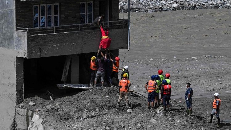 paus-leo-bidt-voor-slachtoffers-van-verwoestende-overstromingen-in-nepal