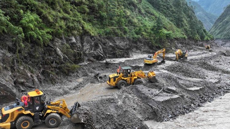 nepal:-death-toll-rises,-fears-grow-with-lake-overflow-on-tibetan-side