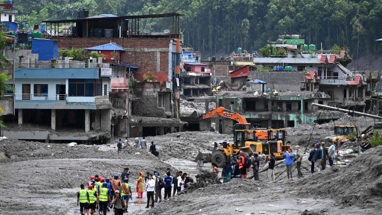 in-de-nasleep-van-verwoestende-overstromingen-stuurt-de-paus-hulp-naar-nepal