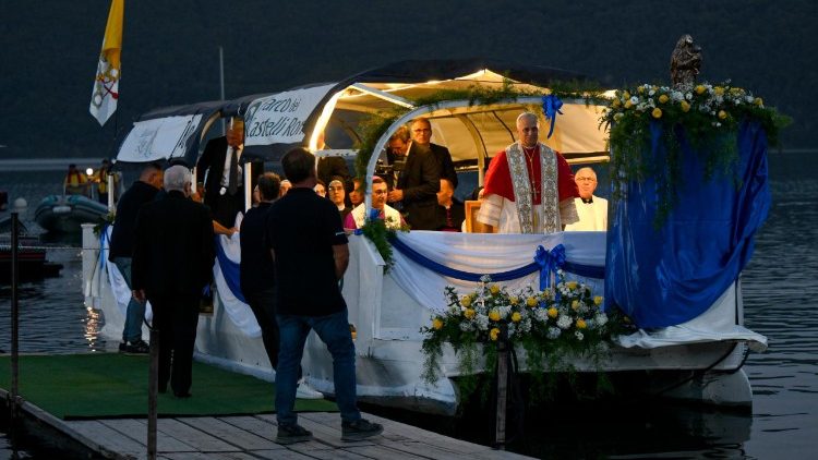 tijdens-de-processie-op-het-albano-meer-vertrouwt-de-paus-gewonde-kinderen-toe-aan-maria