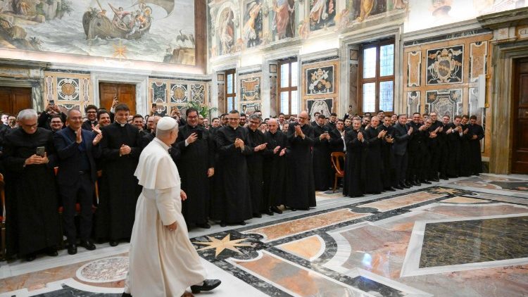 paus-leo-tegen-seminarians:-leer-om-bij-jezus-te-blijven