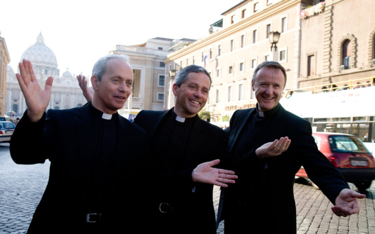 de-priesters:-het-ierse-trio-dat-heilige-muziek-naar-de-wereld-brengt