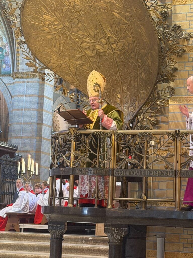 kardinaal-burke-een-hele-zondag-in-de-haarlemse-kathedraal