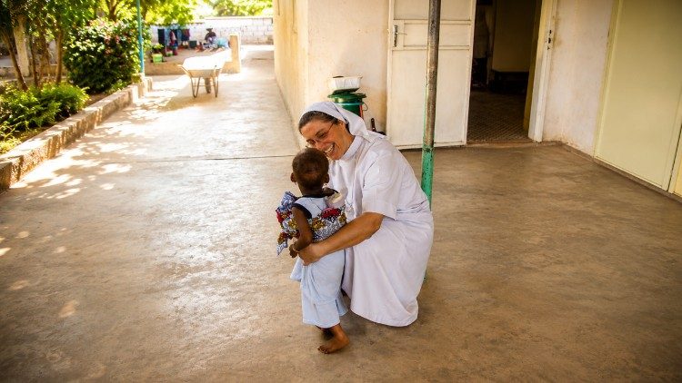 hoe-een-poolse-non-bekend-werd-als-‘moeder-van-kinderen’-in-senegal