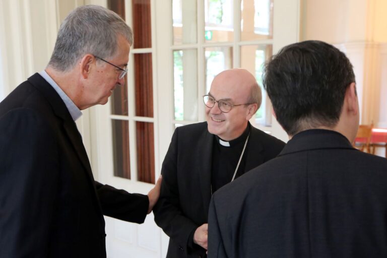 nuntius-mgr.-de-wit-guzman-maakt-kennis-met-bisschoppenconferentie