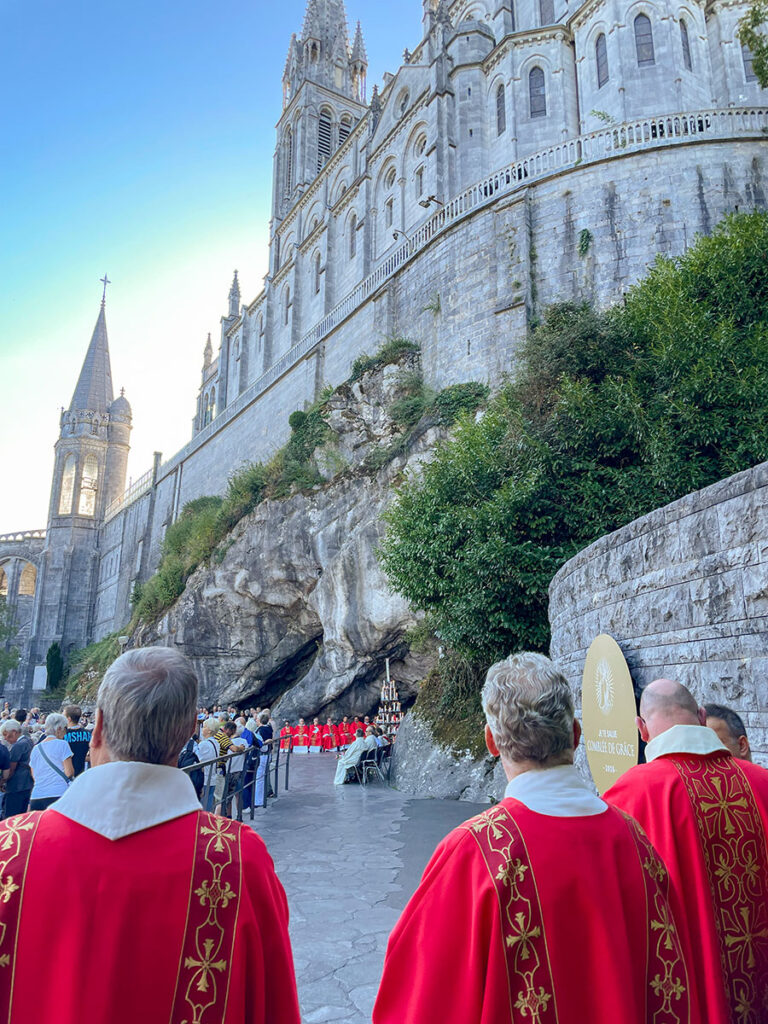 h.-mis-bij-de-grot-in-lourdes
