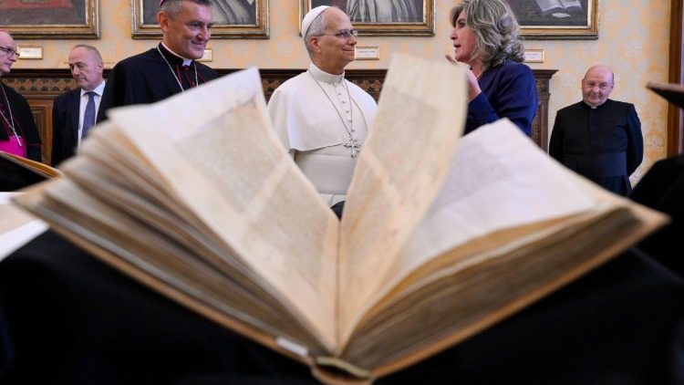 paus:-een-bibliotheek-is-niet-alleen-een-plaats-van-boeken,-maar-van-relaties-en-uitwisseling