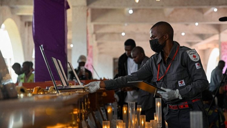 drc:-bukavu-puts-to-rest-27-victims-of-a-school-fire