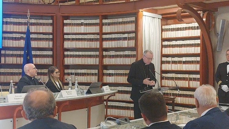 parolin-‘bezorgd’-over-staten-die-‘hun-eigen-weg-gaan’-met-ai