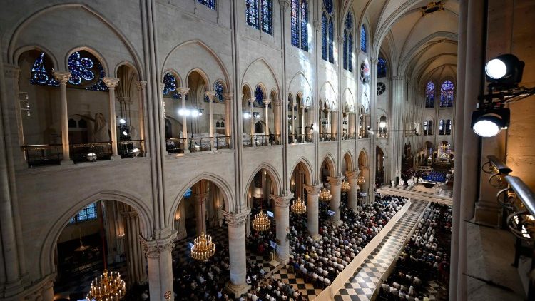 waar-licht-de-hemel-ontmoet:-paus-leo-xiv-bij-notre-dame
