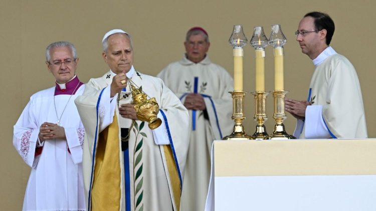 paus-bij-missen-in-parijs:-god-lest-de-dorst-in-elk-mensenhart
