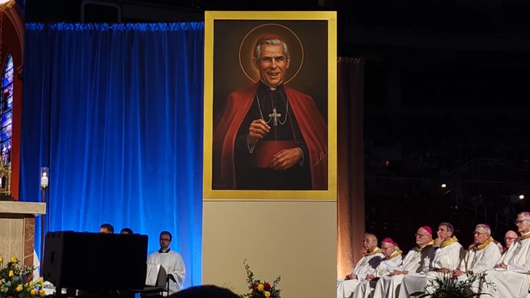 een-‘drager’-die-anderen-naar-christus-leidde:-aartsbisschop-fulton-sheen-verklaard-‘gezegend