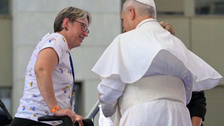 in-lourdes-hoort-paus-leo-getuigenissen-van-dienstbaarheid,-lijden-en-hoop