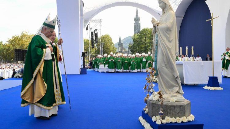 paus-tegen-pelgrims-in-lourdes:-‘jullie-zullen-vertrekken-als-zendelingen-van-hoop