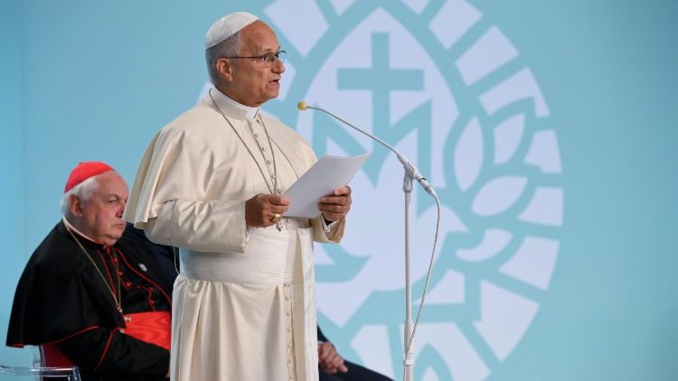 paus-in-metz:-god-inspireert-nooit-iets-dat-de-menselijke-waardigheid-verminkt
