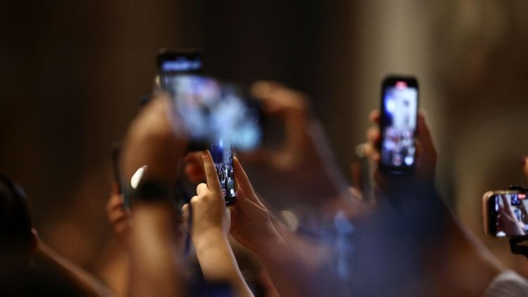 aandacht-besteden-in-het-tijdperk-van-clickbait’-–-thema-van-de-wereldcommunicatiedag-2027