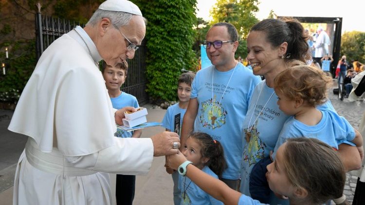 een-rozenkrans-in-het-vaticaan-voor-‘vrede-voor-alle-kinderen-in-de-wereld