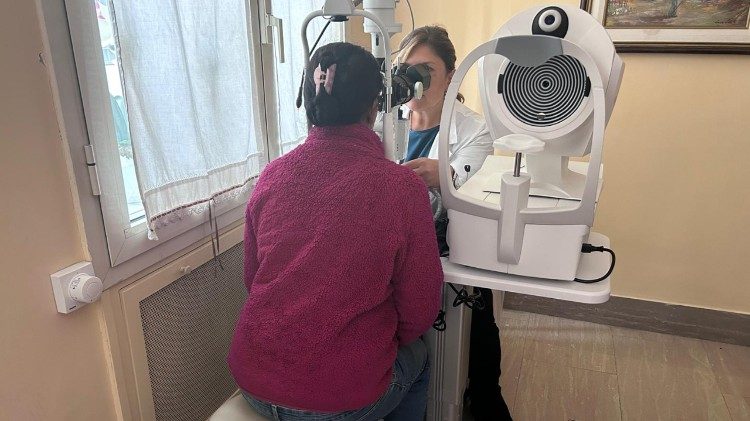 vaticaan-biedt-gratis-oogonderzoeken-en-brillen-aan-kinderen-in-nood