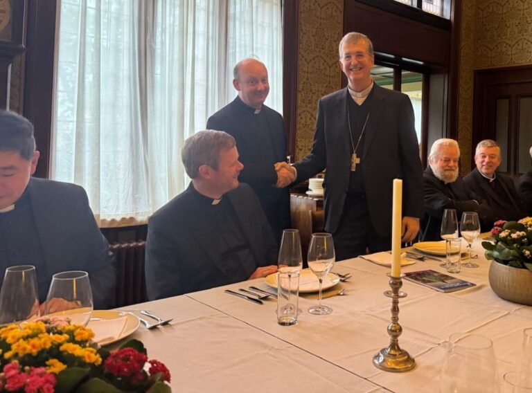 kenninsmakingsbezoek-nieuwe-apostolisch-nuntius