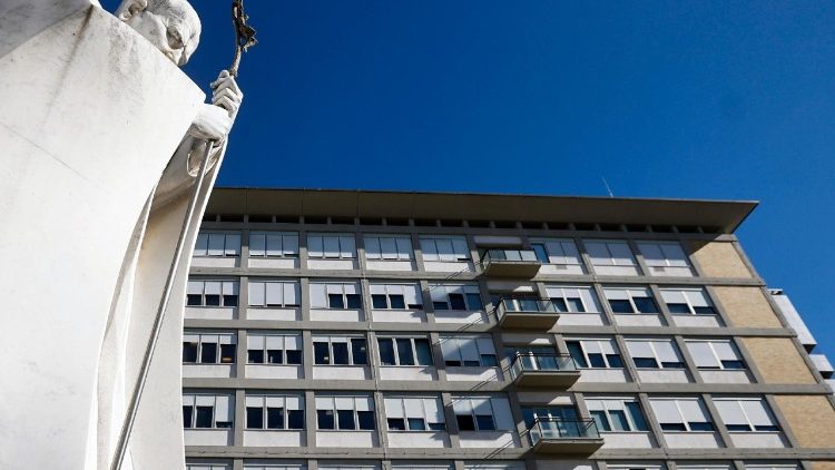 paus-leo-xiv-ondergaat-succesvolle-longchirurgie