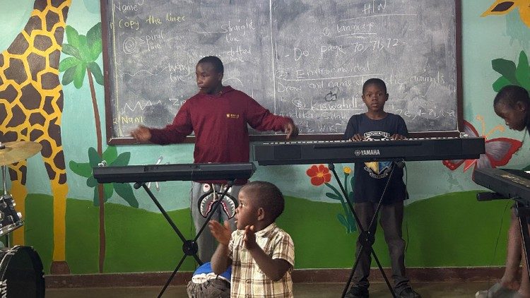 kenia:-emmanuel’s-toekomst-begint-met-het-toetsenbord