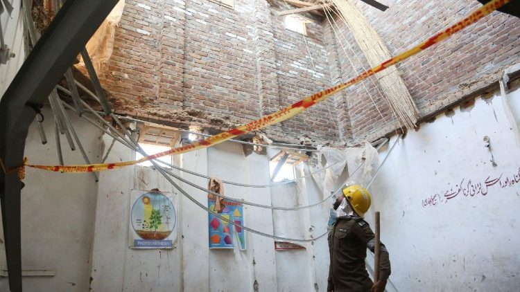 pakistan:-dutzenden-kinderen-gedood-bij-het-instorten-van-het-schooldak