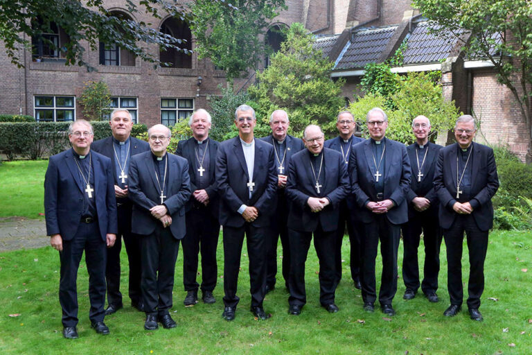 groepsfoto-bisschoppen-en-de-nieuwe-nuntius
