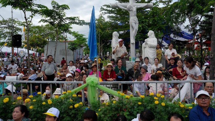 catholics-increase-worldwide-as-number-of-priests-edges-upward