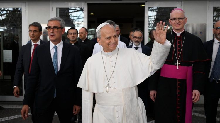 paus-leo-xiv-keert-terug-naar-het-vaticaan-na-ontslag-uit-het-ziekenhuis