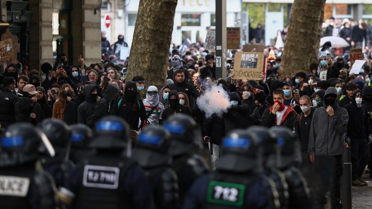 gewelddadige-protesten-schudden-frankrijk-terwijl-de-economische-woede-toeneemt