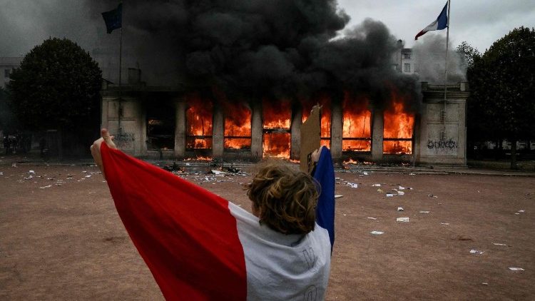 kardinaal-aveline:-laat-je-niet-meeslepen-in-geweld,-maar-herstel-de-vrede