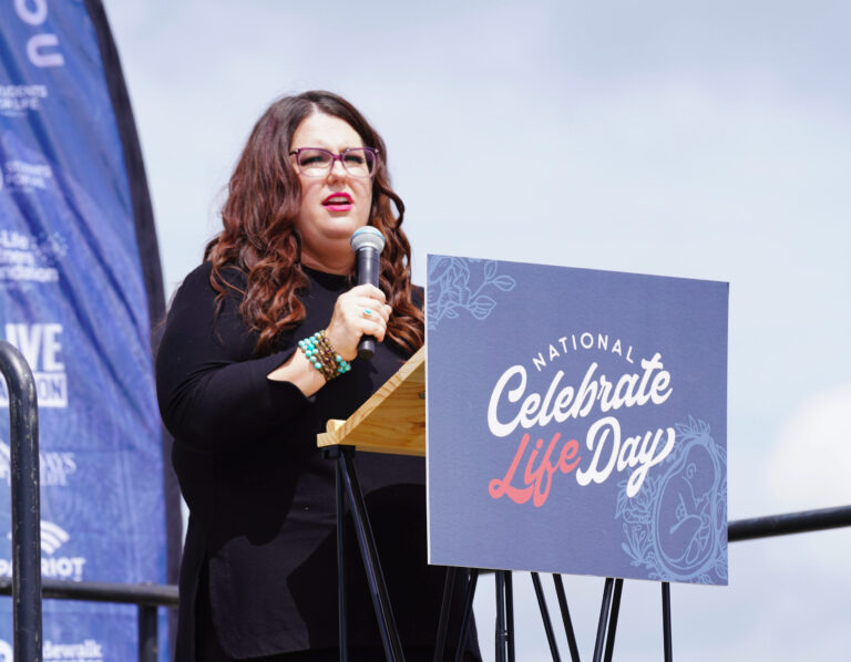 students-for-life,-turning-point-debatteren-abortus-tijdens-de-‘feminists-lied’-campus-tour